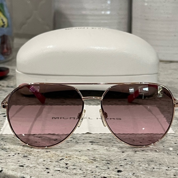 Michael Kors Sunglasses 😎 - Picture 3 of 13